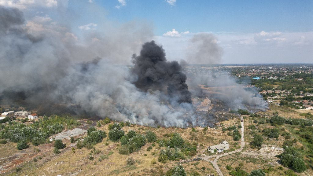 U požaru kod nekadašnje fabrike „Zorka” izgorelo 20 hektara trave, niskog rastinja i smeća