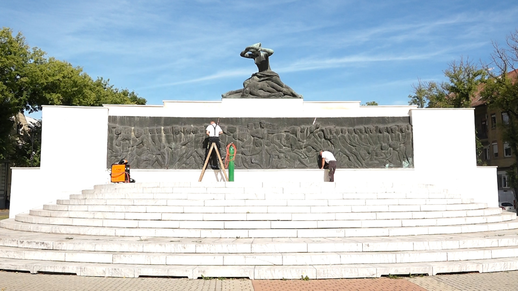 1789983461583_122gcdadr_spomenik 21sept 04.jpg